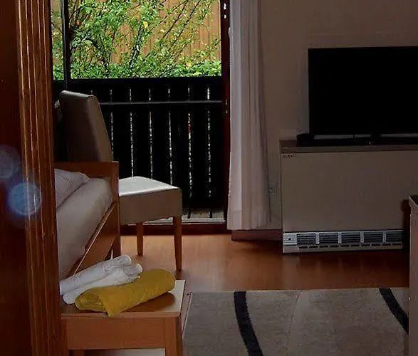 East Park Baumkirchner Str 18 *