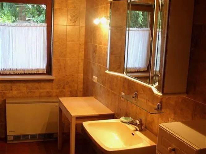 East Park Baumkirchner Str 18 *